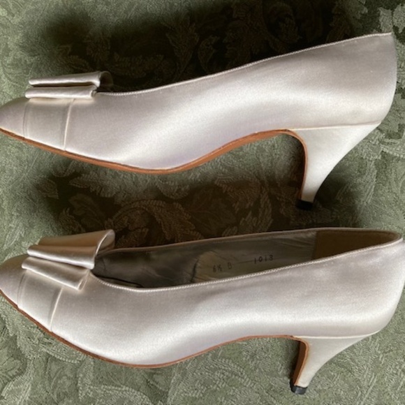 Bonwit Teller Ivory Satin Kitten Heels 🆕 - Picture 6 of 11